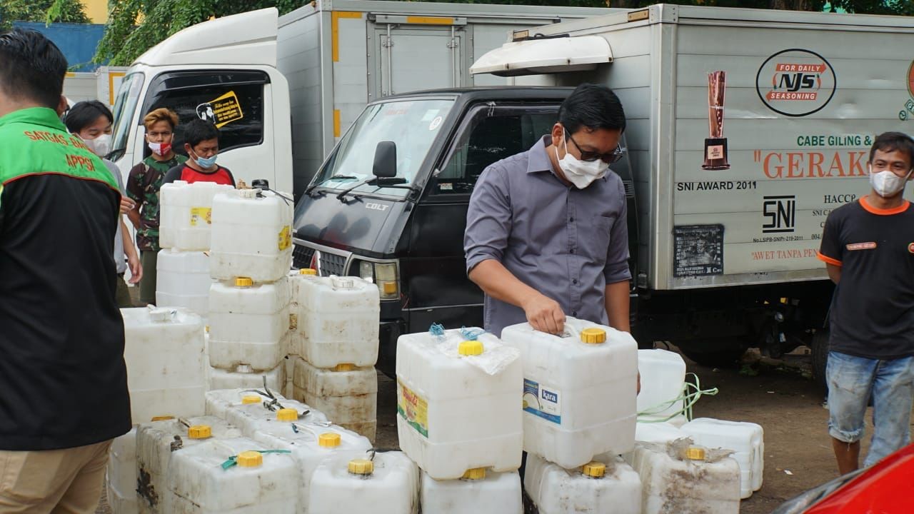 Atasi Kelangkaan, Holding BUMN Pangan Distribusikan 12 Ton Minyak Goreng ke Pasar
