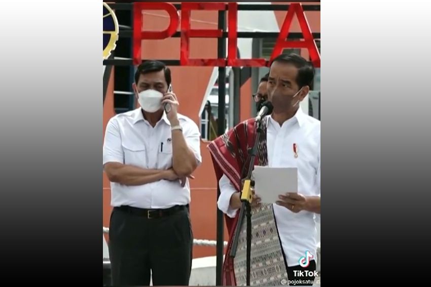 Teleponan di Belakang Jokowi Jadi Inspirasi Luhut untuk Tulis Buku. (Foto: MNC Media)