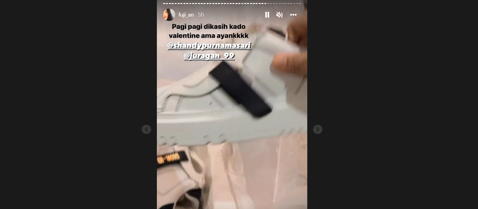 Fuji Kebanjiran Hadiah di Hari Valentine, Ada Sepatu Seharga Rp16,4 Juta. (Foto: MNC Media)