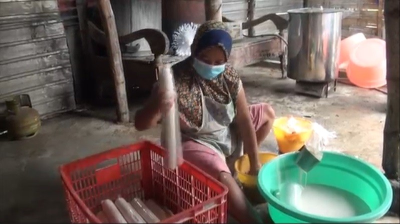 Mahasiswa membuat Kerupuk Bawang