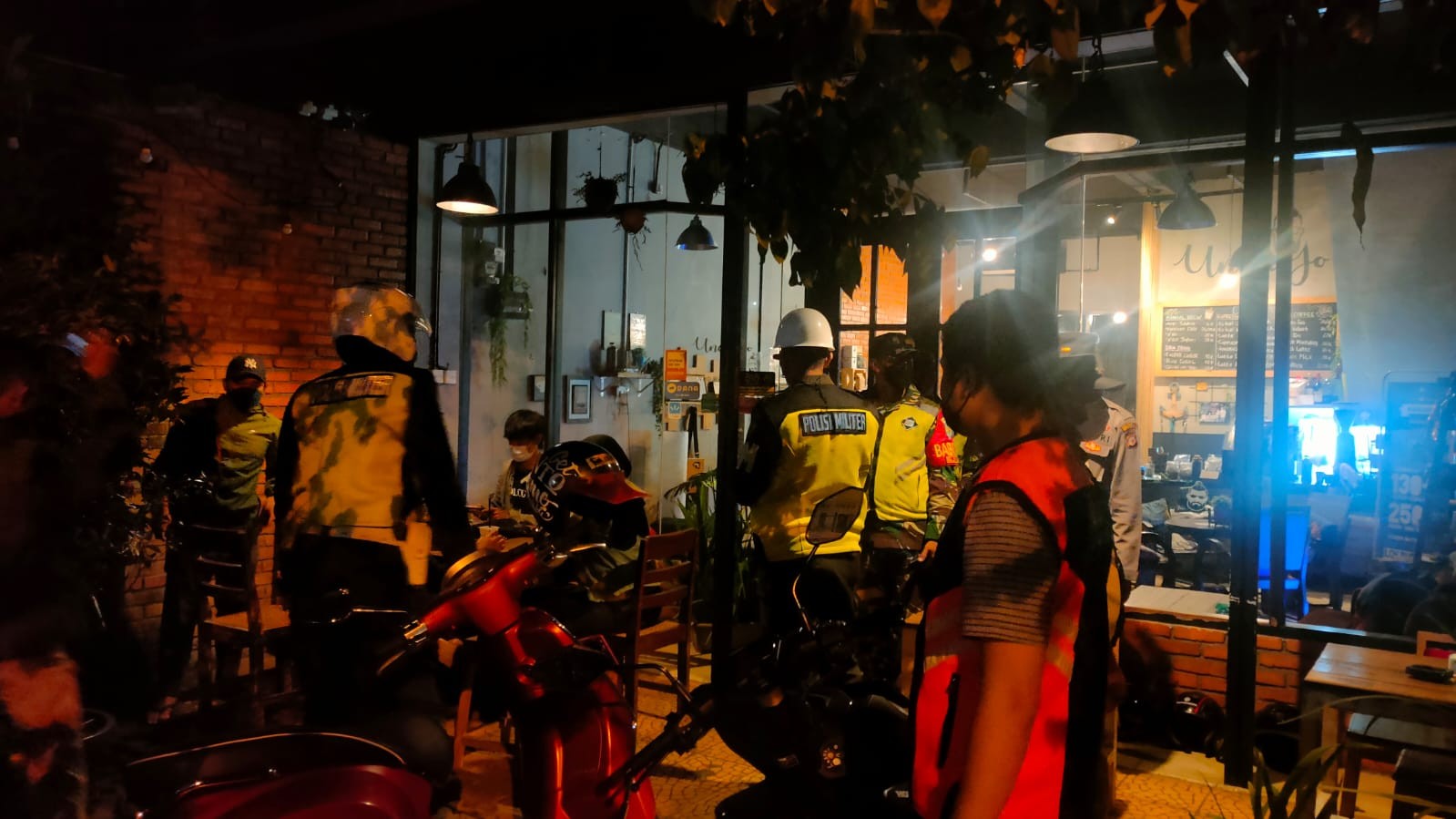 Tepergok Langgar Jam Operasional, Cafe-Minimarket Didenda hingga Rp250 Ribu. (Foto: MNC Media)