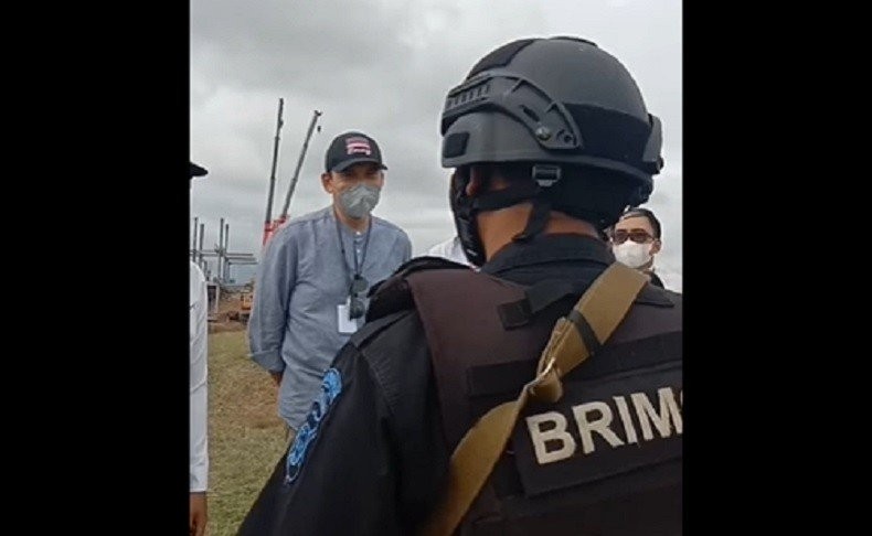 Kejadian mengharukan dialami Tuan Guru Bajang (TGB) saat menyaksikan tes pramusim MotoGP dari atas bukit 360 di Sirkuit Mandalika.  (Foto: MNC Media)