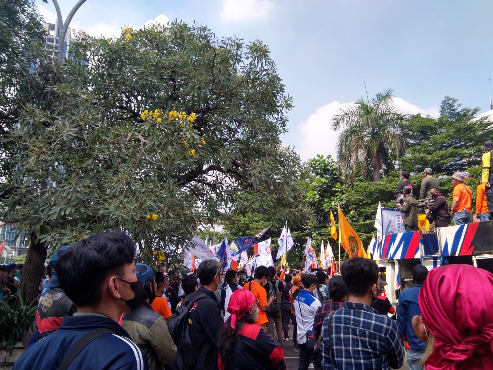 Lakukan Orasi Penolakan JHT di Gedung Kemnaker, Buruh: Kebijakan Ini Melukai Hati Kami! (FOTO: MNC Media)