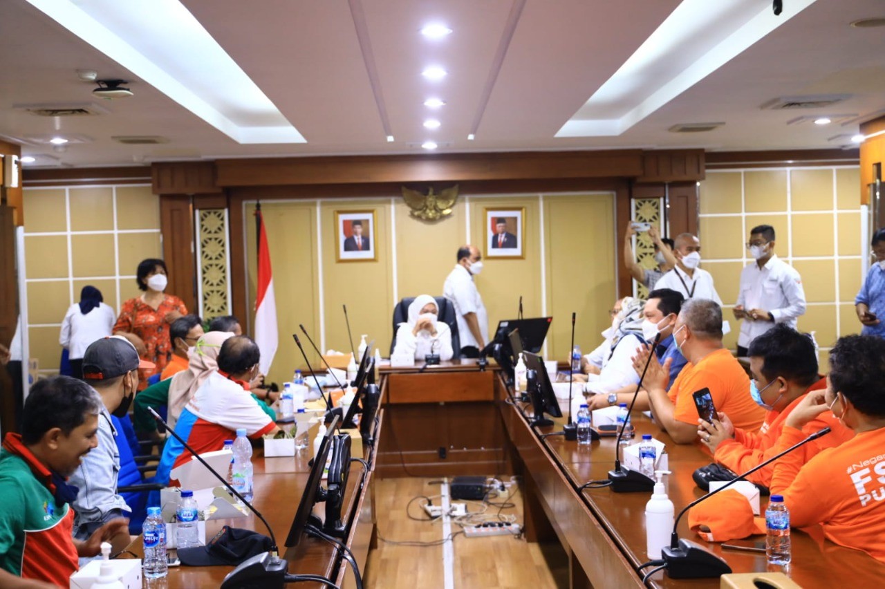 Menteri Ketenagakerjaan Ida Fauziah menerima perwakilan dari aliansi buruh yang menolak Permenaker Nomor 2 Tahun 2022.  (Foto: Humas Menaker)