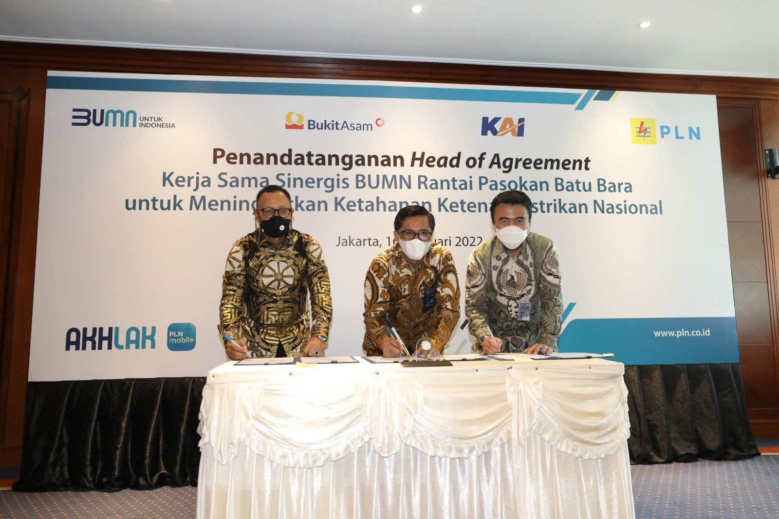 Sinergi BUMN: Amankan Pasokan Batu Bara, PLN Teken HoA dengan PTBA dan KAI. (Foto: PLN/Adv)
