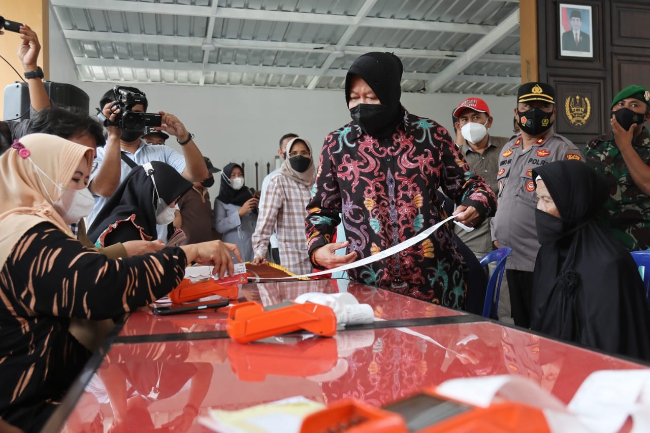Risma Tunjuk Pos Indonesia Buat Cairkan Bansos Pangan. (Foto: MNC Media)