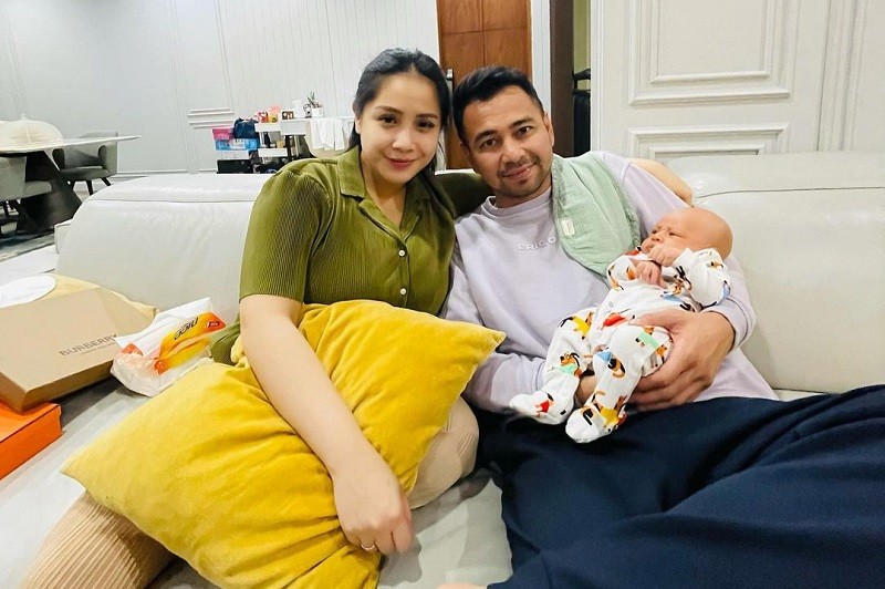 Baby Rayyanza Bersama dengan kedua orangtuanya (Instagram)