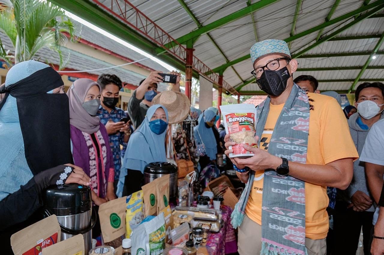 Tengok UMKM Mandalika, Sandiaga Uno Ingatkan Jangan Getok Harga. (Foto: MNC Media)