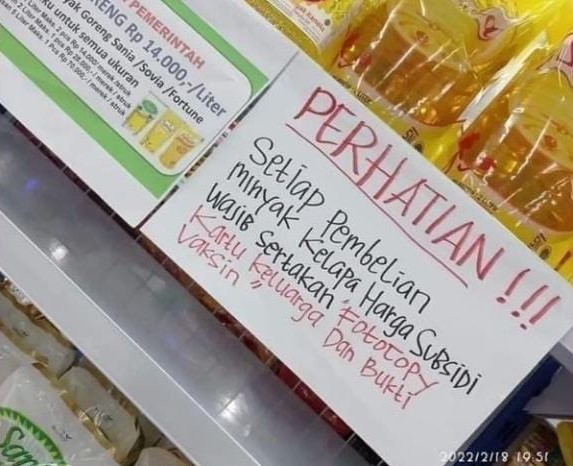 Publik dihebohkan dengan postingan Instagram yang memperlihatkan minyak goreng yang dijual di ritel modern . (Foto: Instagram Lambe Turah)