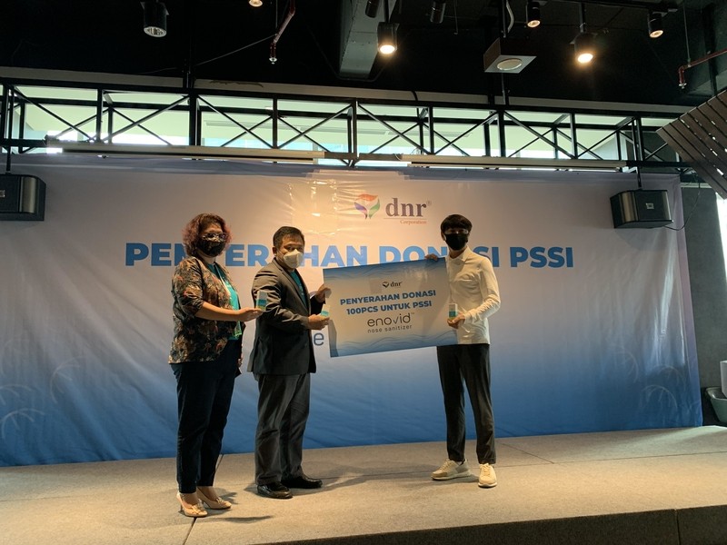 DNR Corporation Donasi 100 Enovid untuk Timnas. (Foto: Azhfar Muhammad/MPI)