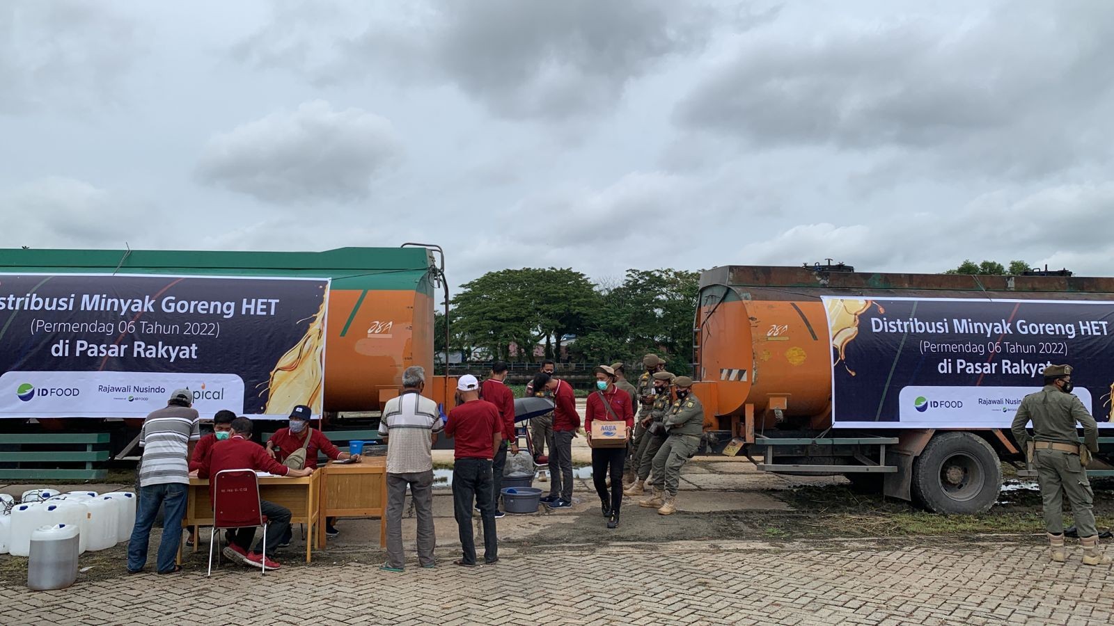 Amankan Pasokan, ID Food Distribusikan 2 Tangki Minyak Goreng di Pekanbaru.