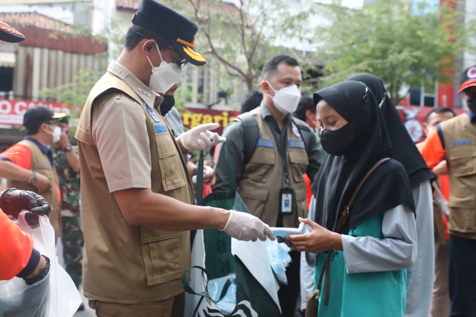 Tekan Lonjakan Kasus, BNPB Bagikan Masker di Kawasan Wisata DIY(Dok.Ist)