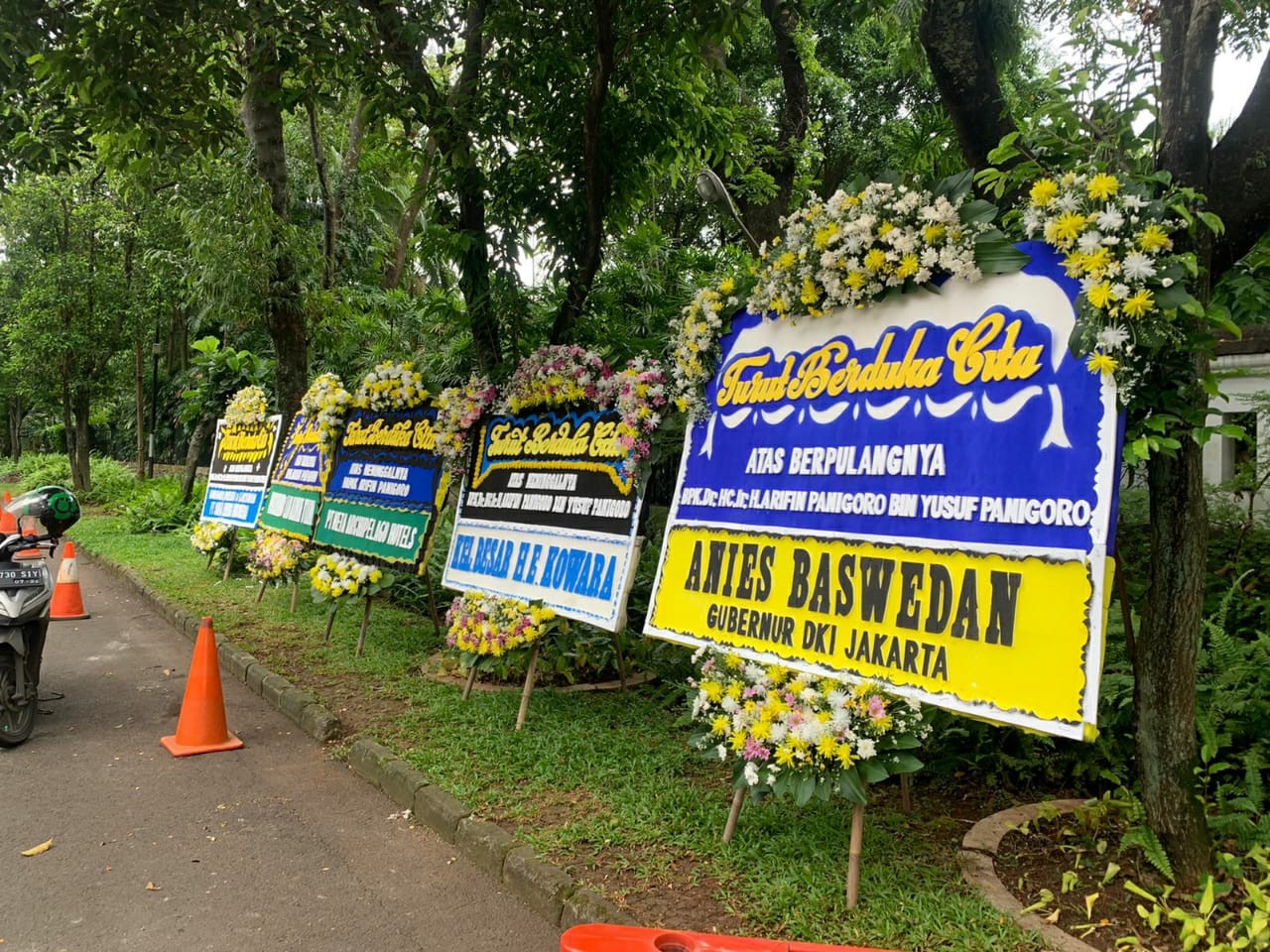 Kondisi Rumah Duka Arifin Panigoro, Anies Kirim Karangan Bunga (FOTO: MNC Media)