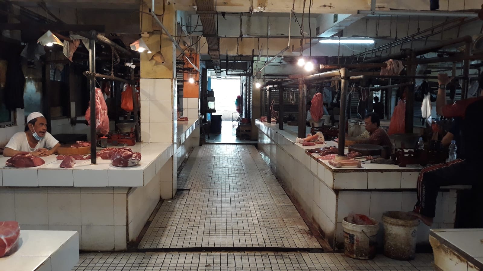 Penjual daging sapi di Pasar Kramat Jati, Jakarta Timur meminta pemerintah segera mencari solusi ditengah naiknya harga daging sapi.  (Foto; MNc Media)