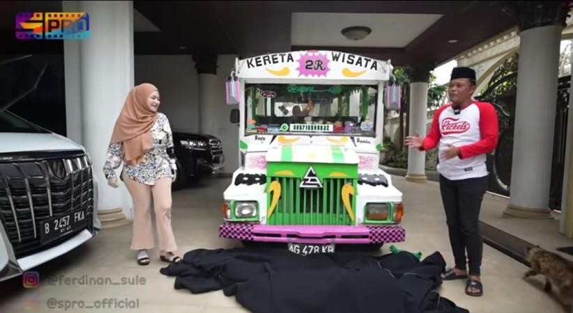 Sule memberikan kado spesial berupa kereta wisata kepada Raffi Ahmad.  (Foto: MNC Media)