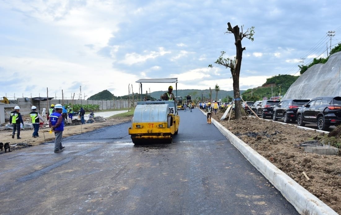 Menteri Pekerjaan Umum dan Perumahan Rakyat (PUPR) Basuki Hadimuljono meninjau kesiapan akhir pembangunan infrastruktur di sekitar Mandalika. (Foito: MNC Media)