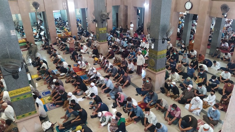 Ikuti Fatwa MUI, Salat Jumat Rapat Shaf Digelar di Masjid At-Taqwa Cirebon (Dok.MNC)