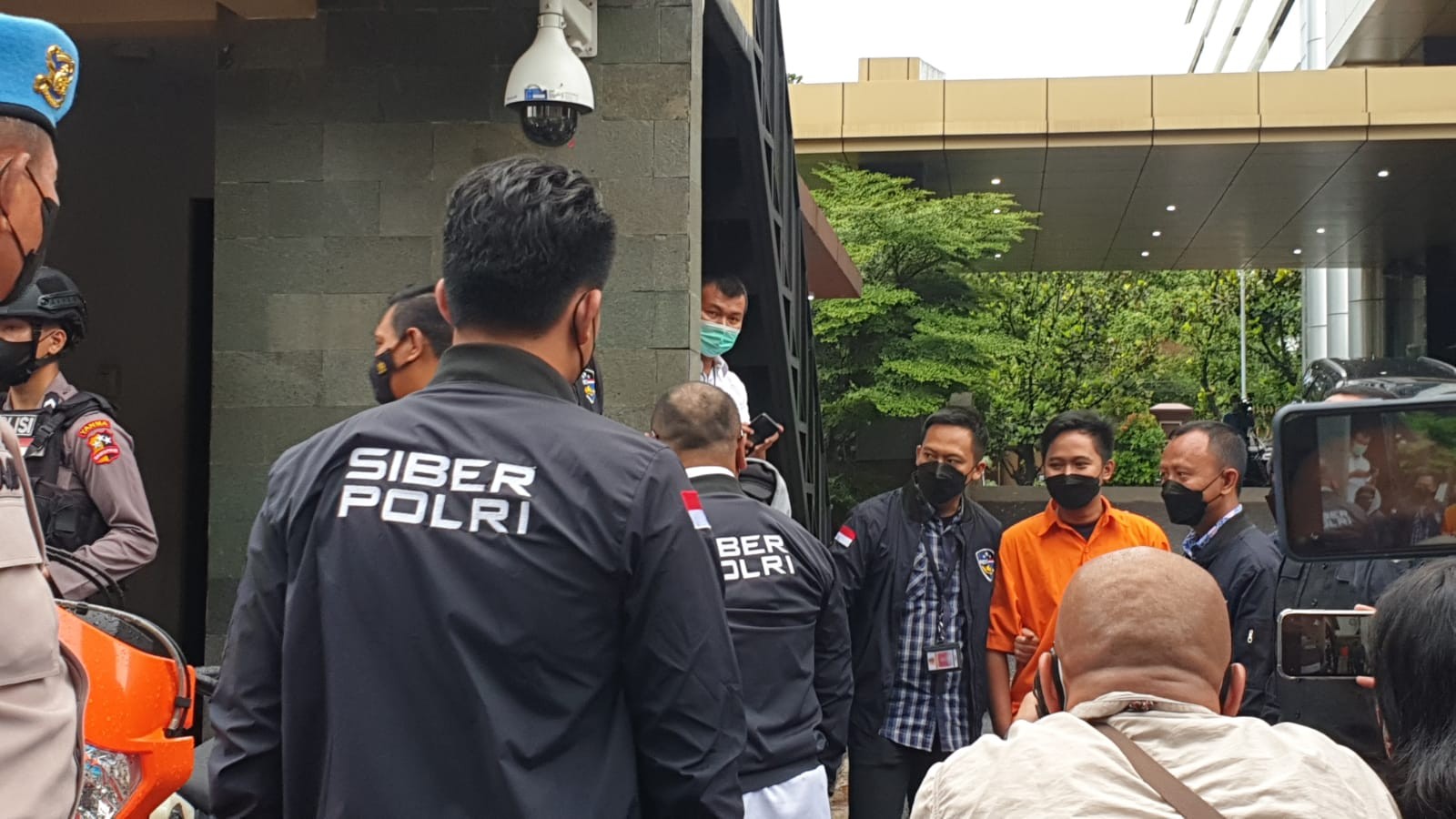 Jadi Tersangka Kasus Penipuan Qoutex, Ini Penampakan Doni Salmanan Pakai Baju Tahanan (Dok.MPI/Putranegara)