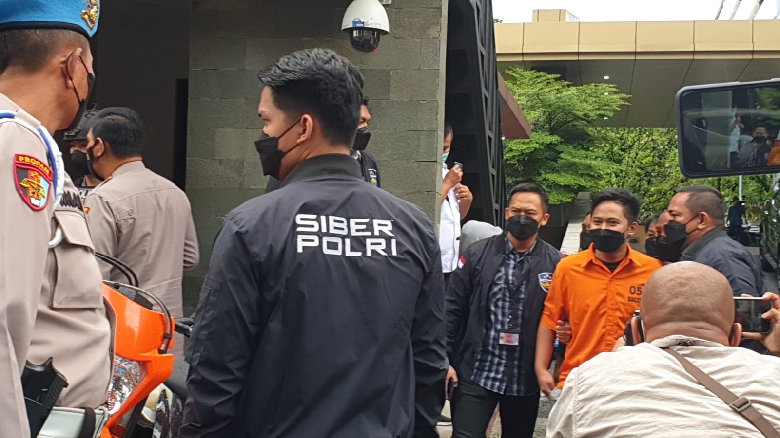 Aset Doni Salmanan Disita Polisi Rp64 Miliar, Mulai Mobil Mewah hingga Pakaian (FOTO: MNC Media)