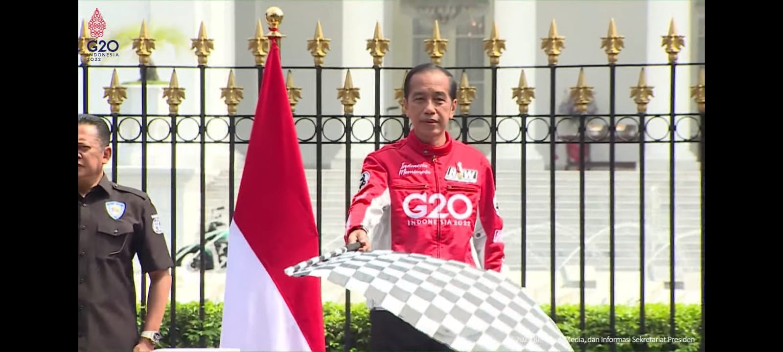 Pakai Jaket Sporty Merah, Jokowi Lepas Parade MotoGP dari Istana  (Dok.MNC)