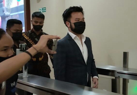 Pengusaha Rudy Salim memenuhi panggilan pemeriksaan sebagai saksi tersangka kasus investasi bodong trading binary option lewat aplikasi Binomo, Indra Kenz.(MNC)