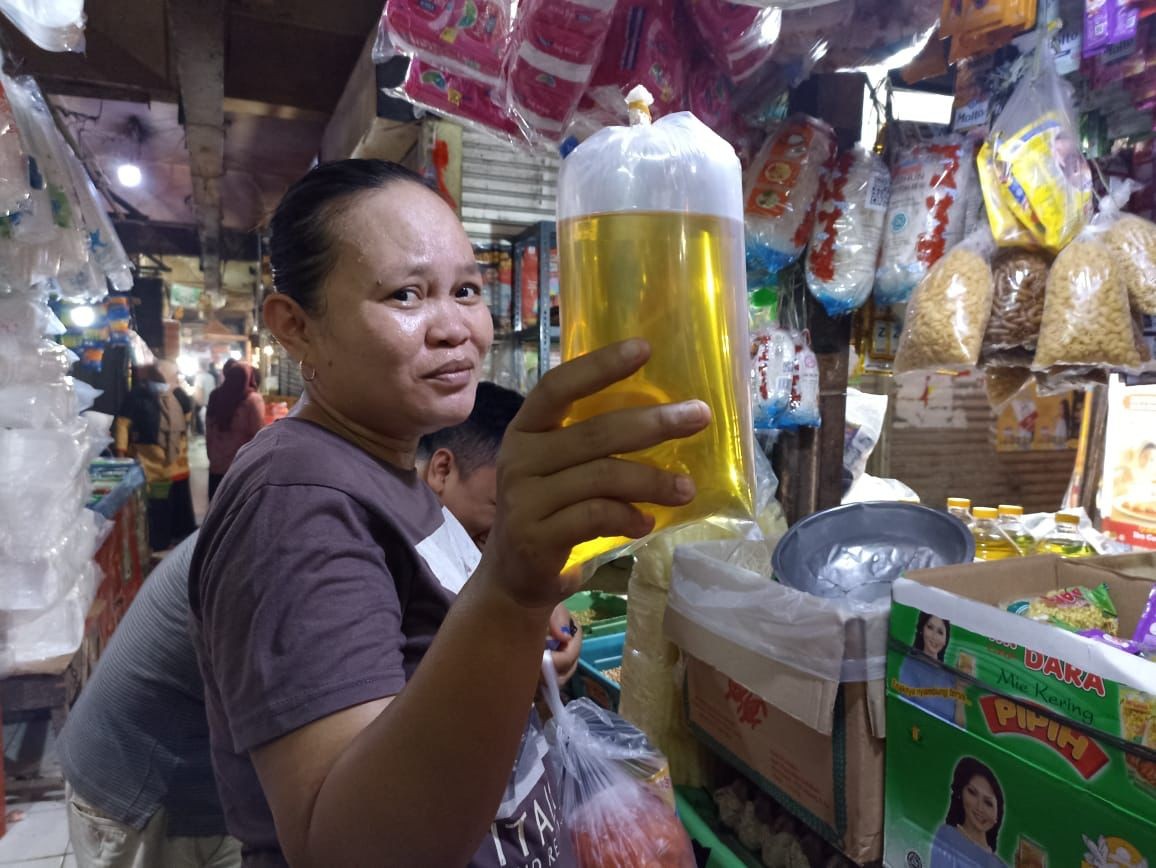 Pemerintah telah mencabut kebijakan Harga Eceran Tertinggi (HET) minyak goreng. (Foto: MNC Media)
