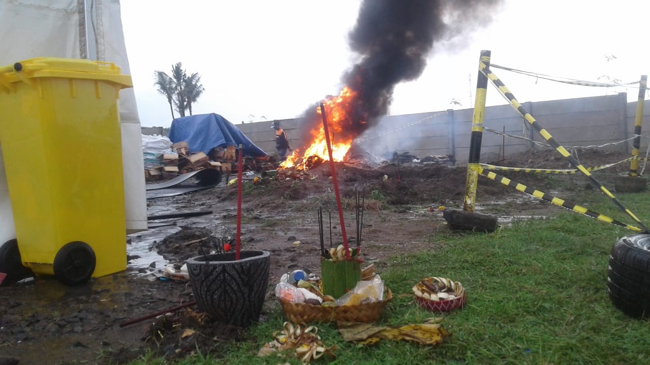 Heboh Aksi Pawang Hujan Rara, Pukul Mangkok hingga Bakar Ban (FOTO: MNC Media)