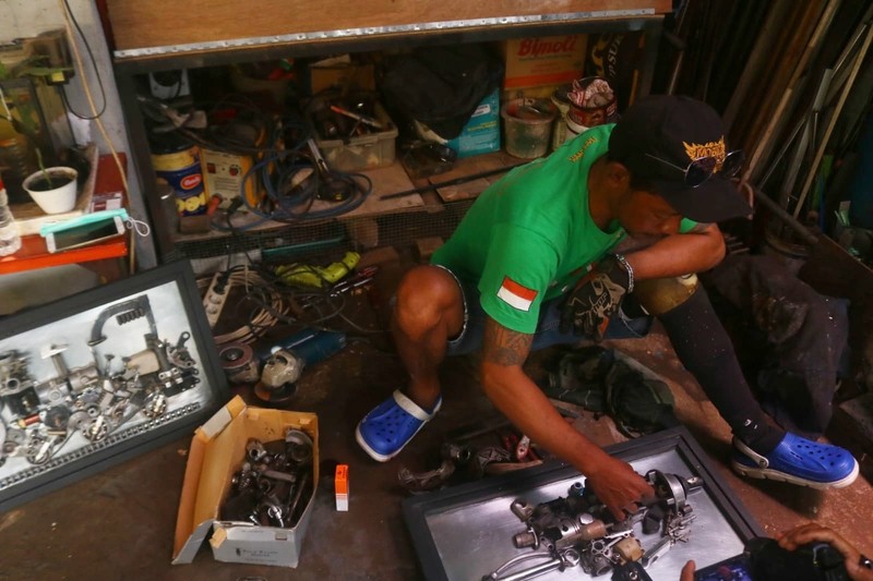Bikin Modeling dari Limbah Onderdil Motor, Pria Difabel Ini Raup Cuan Jutaan Rupiah. (Foto: Avirisda/MPI)
