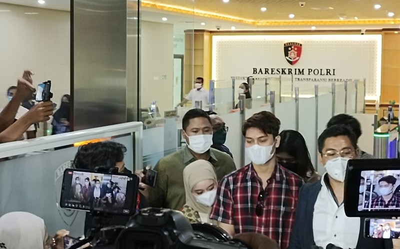 Rizky Billar resmi ditetapkan sebagai tersangka atas kasus dugaan kekerasan dalam rumah tangga (KDRT) atas sang istri, Lesti Kejora. 
