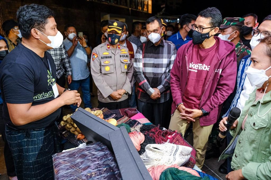 Dorong UMKM Kian Produktif, Sandiaga Uno Tinjau Pameran di Pantai Bebas Parapat