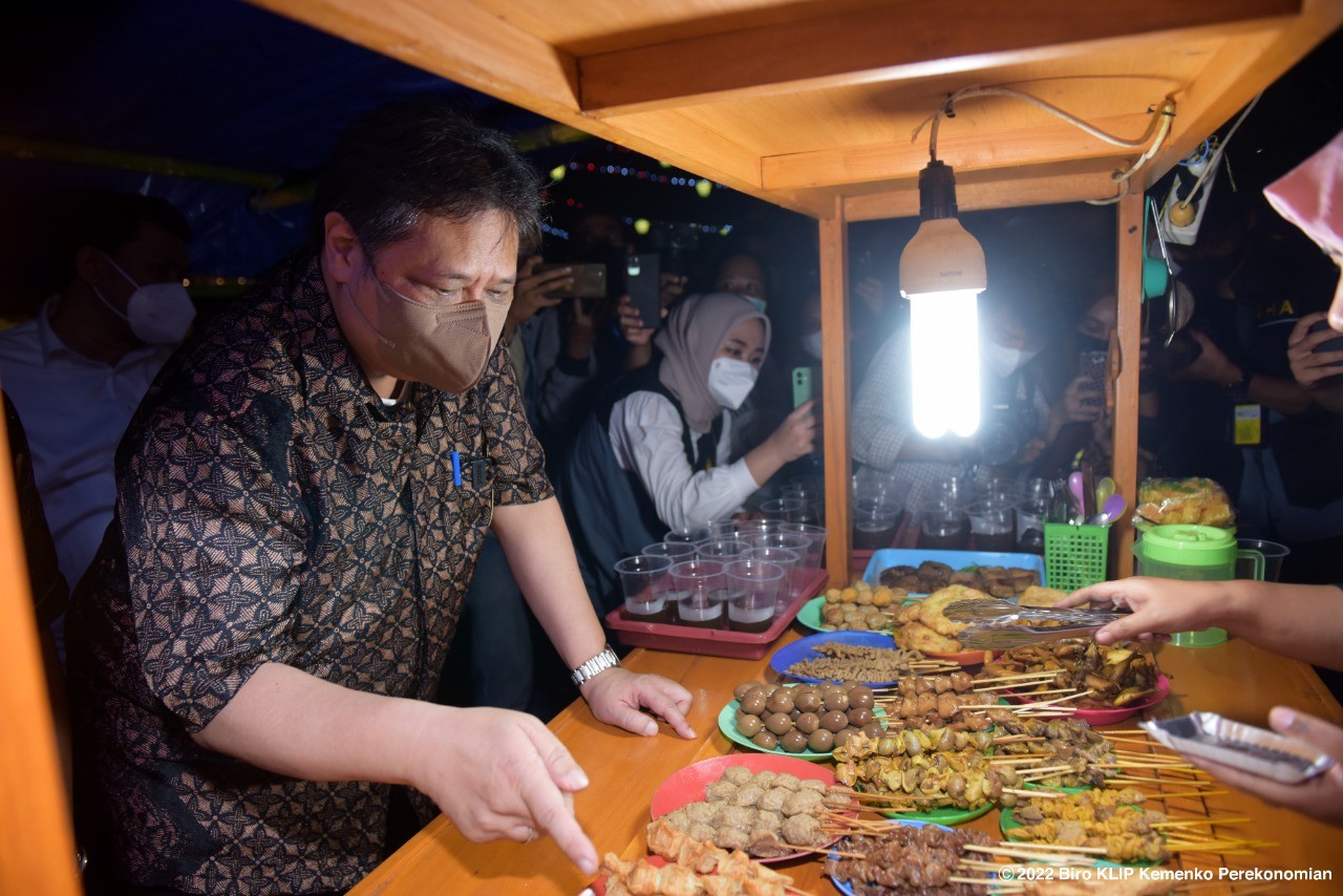 Menko Airlangga Resmikan Sentra Kuliner Wedangan Demang Toenthoer di Solo (FOTO: MNC Media)