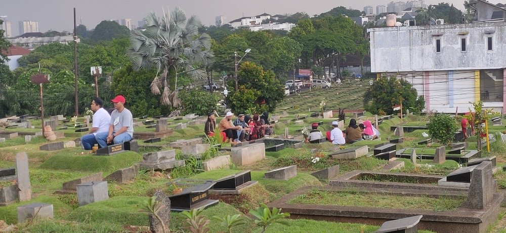 TPU Jeruk Purut Dibanjiri Peziarah, Omzet PKL Naik 50 Persen (FOTO: MNC Media)