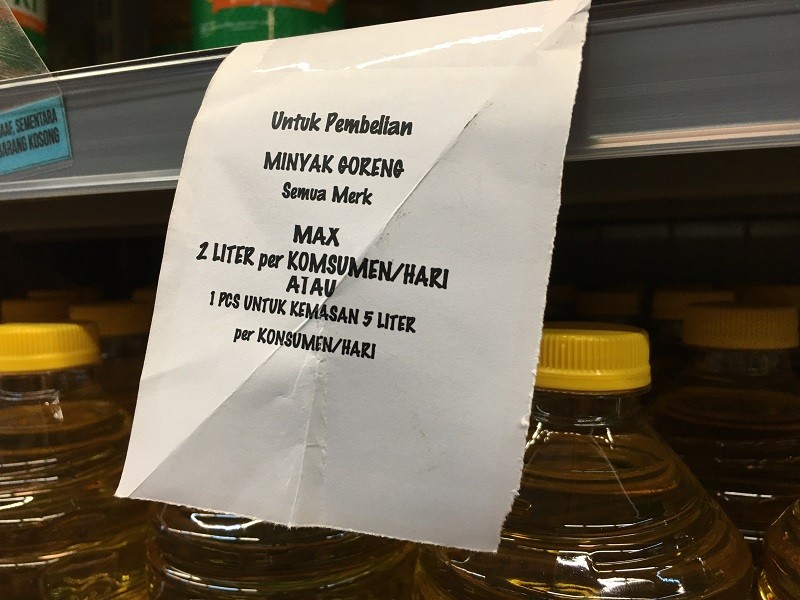 Minyak Goreng Langka Lagi? Pembelian di Ritel Bekasi Dibatasi 2 Liter per Konsumen. (Foto: MNC Media)
