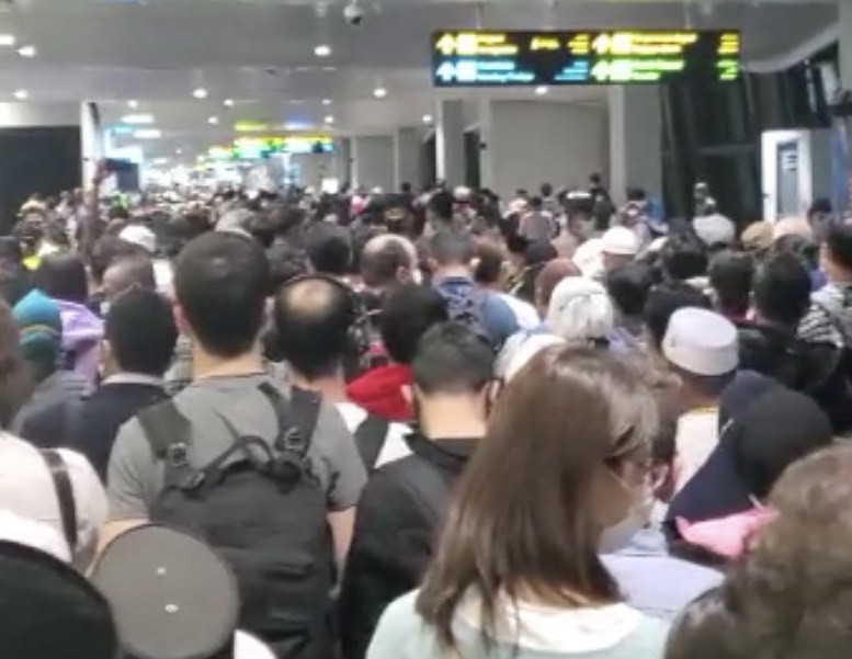 Ngeri! Antrean Kedatangan Terminal 3 Soetta Penuh Lautan Manusia (FOTO: Istimewa)
