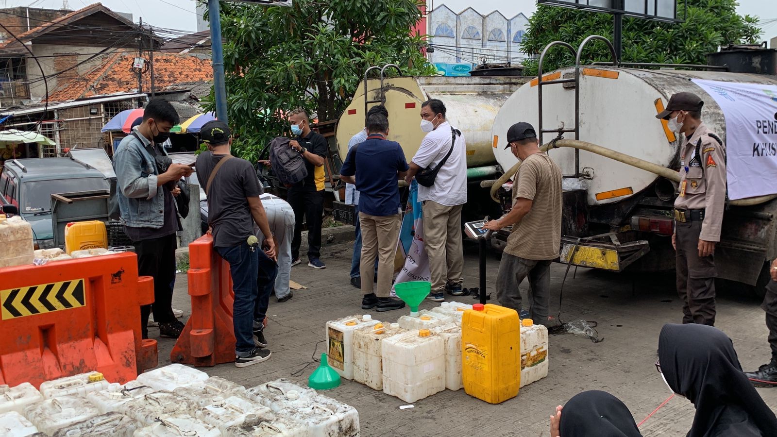 Dapat Pasokan Minyak Curah dari Pemkot Tangerang, Pedagang: Berat Jualnya (FOTO: MNC Media)