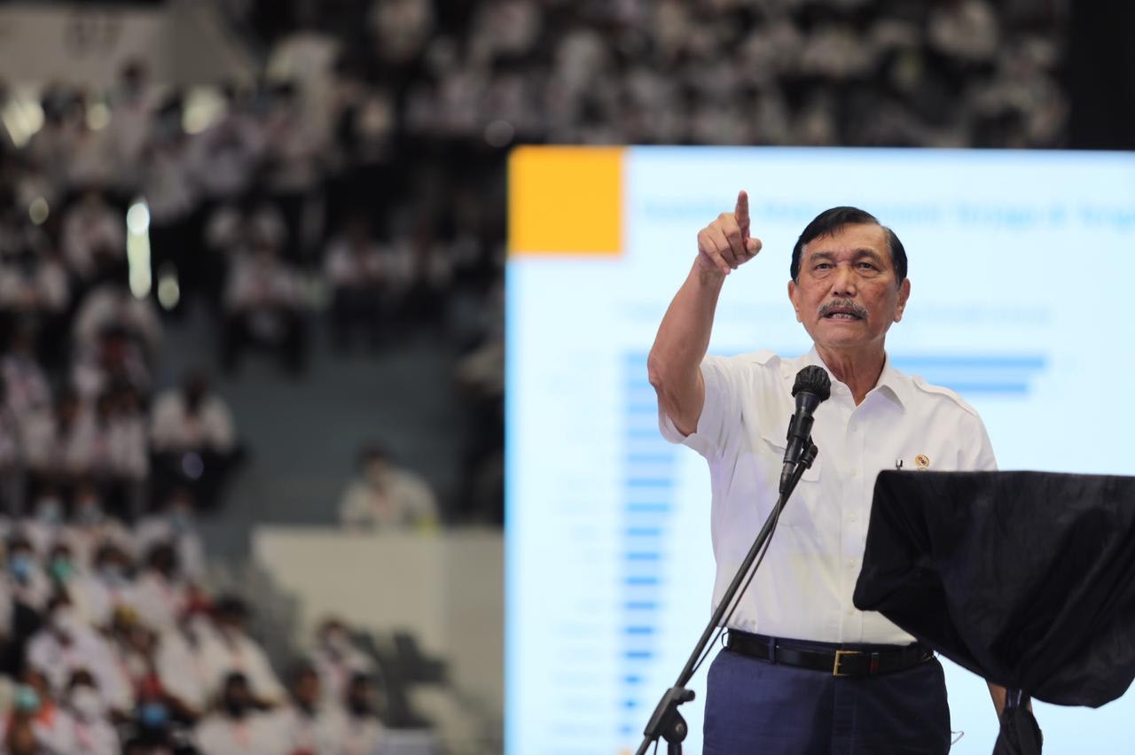 Menko Luhut menilai mayoritas dari penduduk pedesaan lebih dari 80% tercatat tenaga kerjanya berada di sektor pertanian dan hanya lulusan SMA/SLTP.