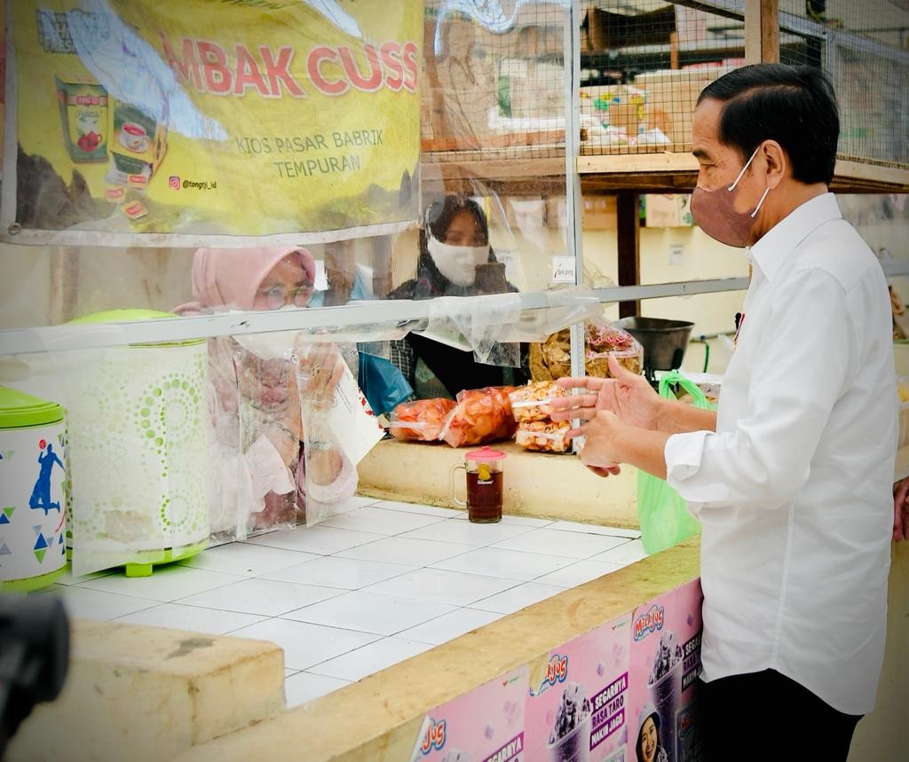 Blusukan ke Pasar, Jokowi Ingatkan Pedagang Tak Naikkan Harga Terlalu Tinggi. (Foto: MNC Media)