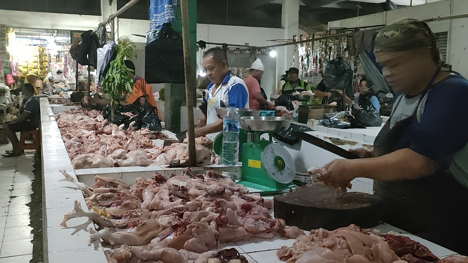 Ramadan Tinggal Menghitung Hari, Harga Daging Ayam di Bangka Turun. (Foto: MNC Media)