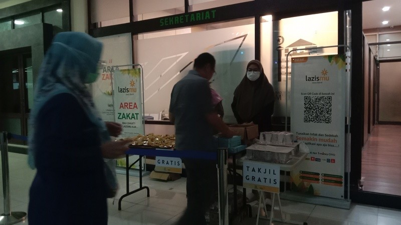 Suasana Buka Puasa Pertama 2022, Masjid Mujahidin Bandung Sediakan Takjil Gratis(Dok.MNC)