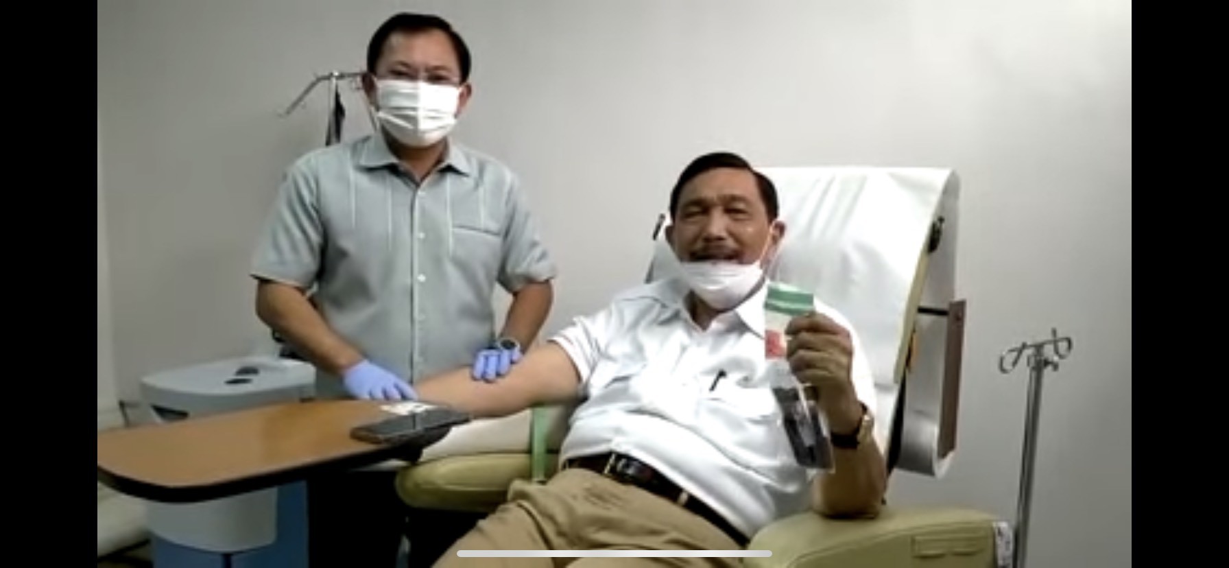 Menko Luhut Booster Pakai Vaksin Buatan dr Terawan (FOTO: MNC Media)