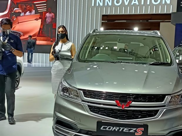 Tampil Cantik dan Harus Berdiri Berjam-jam, Berapa Penghasilan SPG di IIMS 2022?