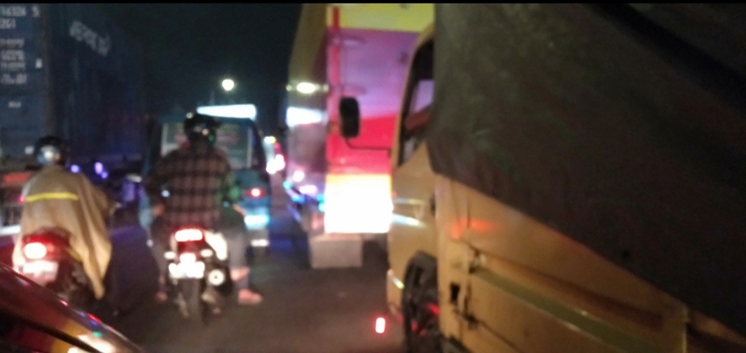 Antrean Mengular di SPBU Bundaran Aloha, Pengendara: Sudah Empat Jam Belum Isi Bensin (FOTO:MNC Media)