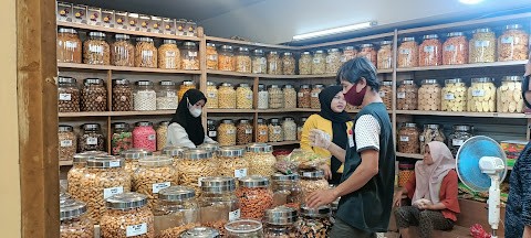 Khawatir Harga Naik, Kue Lebaran di Jakut Mulai Diburu Warga. (Foto: MNC Media)