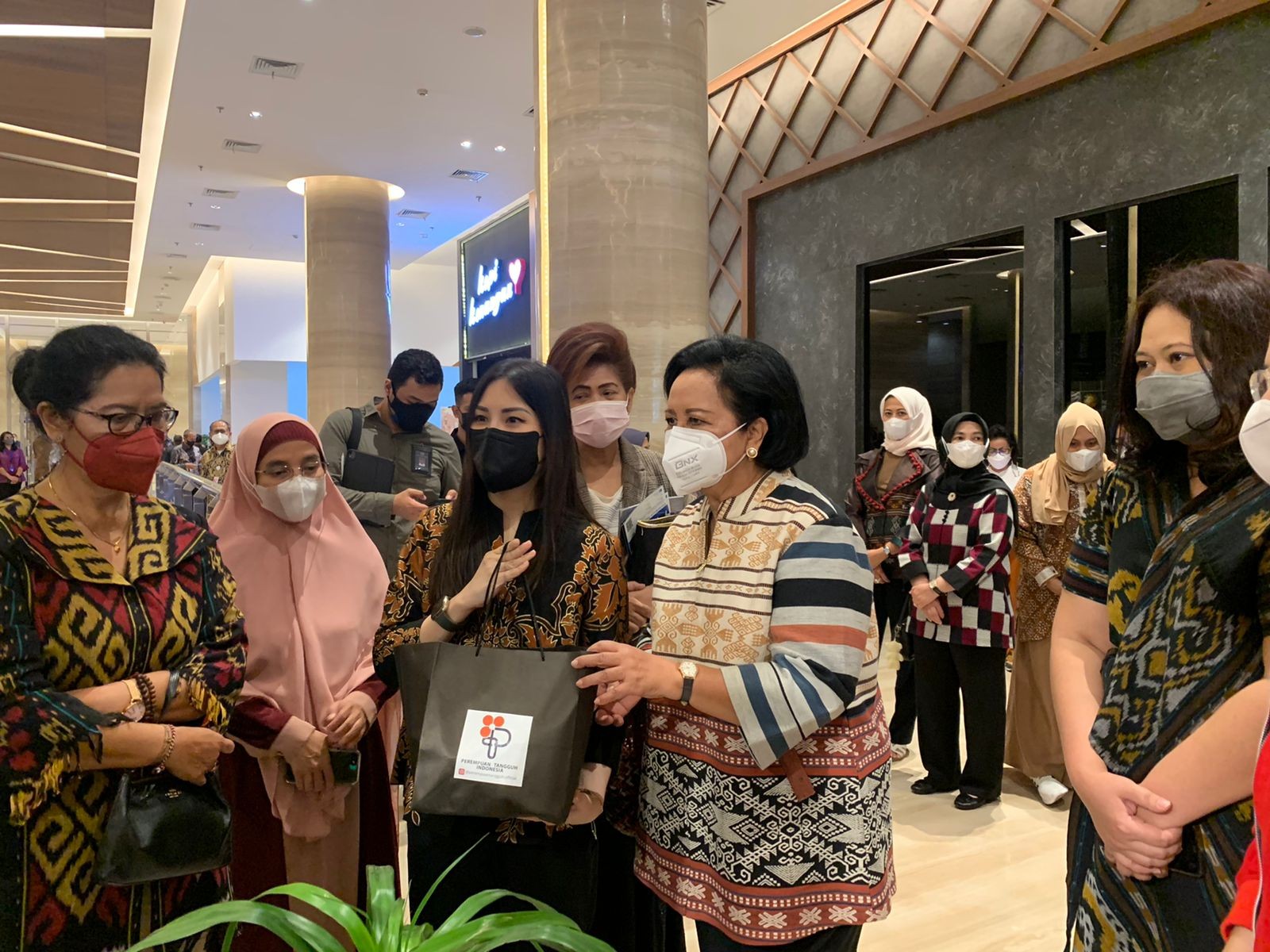 Ditemani Devi Pandjaitan, Wamenparekraf Angela Tinjau Bazzar Ramadan UMKM di Mega Kuningan (FOTO: MNC Media)