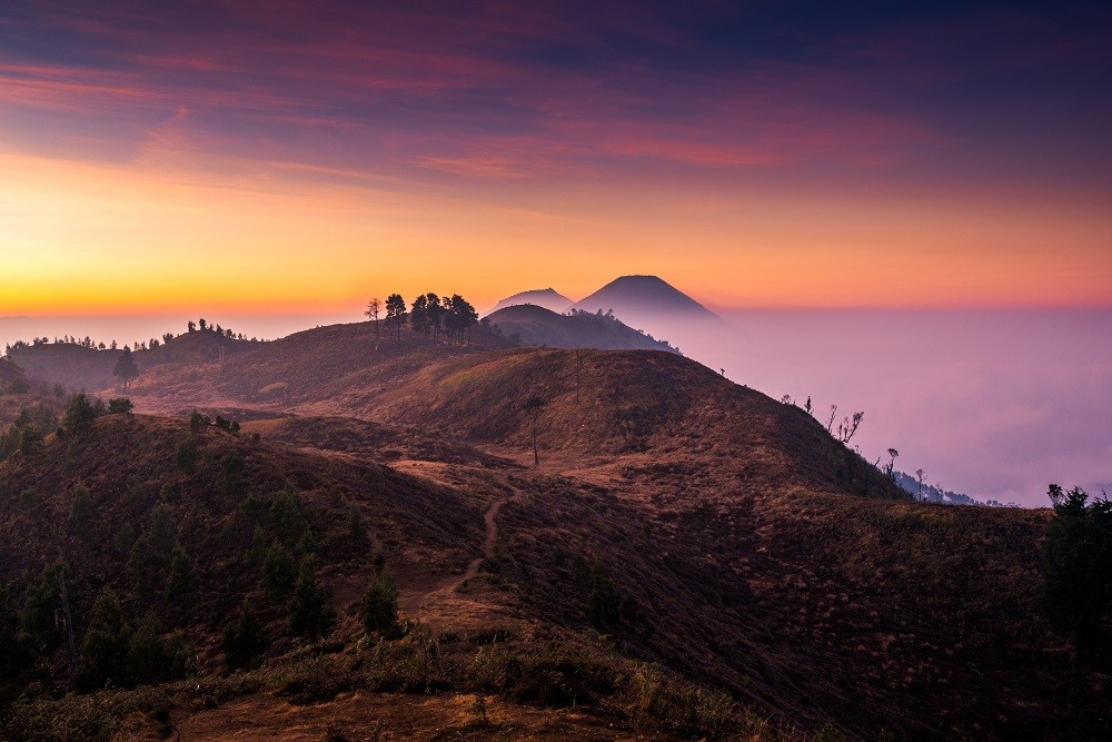 Kegiatan naik gunung merupakan salah satu aktivitas yang disukai masyarakat belakangan ini, terlebih anak muda.