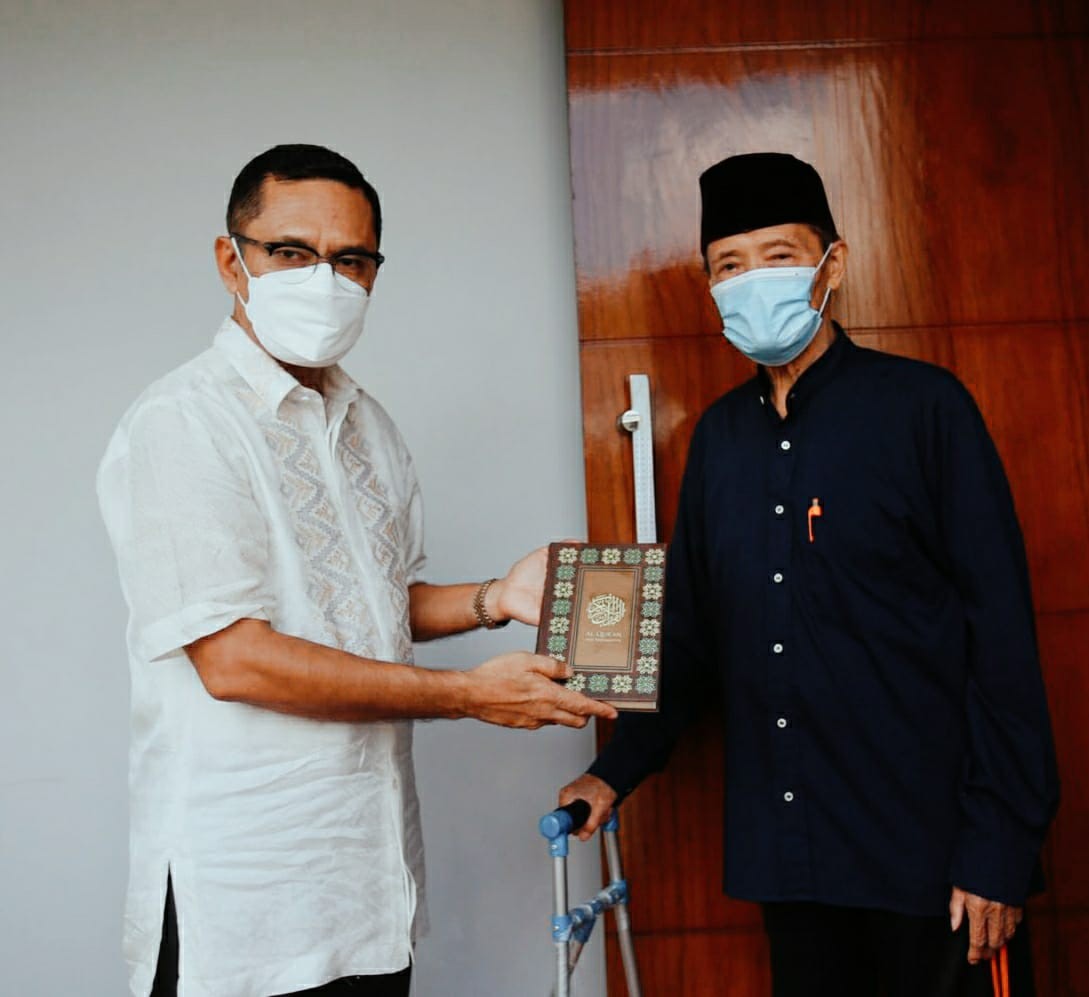 Eka Hospital Bersama Buya Syafii Maarif Wakafkan Ribuan Al-Quran. (Foto: MNC Media)