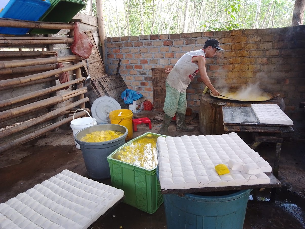 Perajin Tahu di Lampung Keluhkan Mahalnya Harga Minyak Goreng dan Kedelai. (Foto: Yuswantoro/MPI)