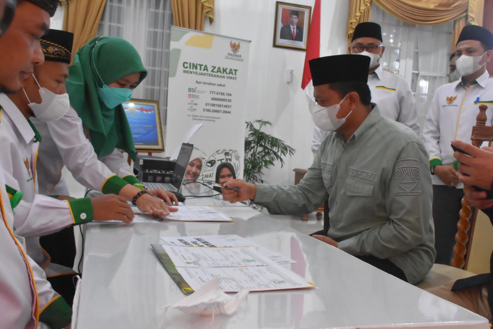 Bersihkan Harta, Seluruh Pejabat di Sumedang Setor Zakat Mal. (Foto: MNC Media)