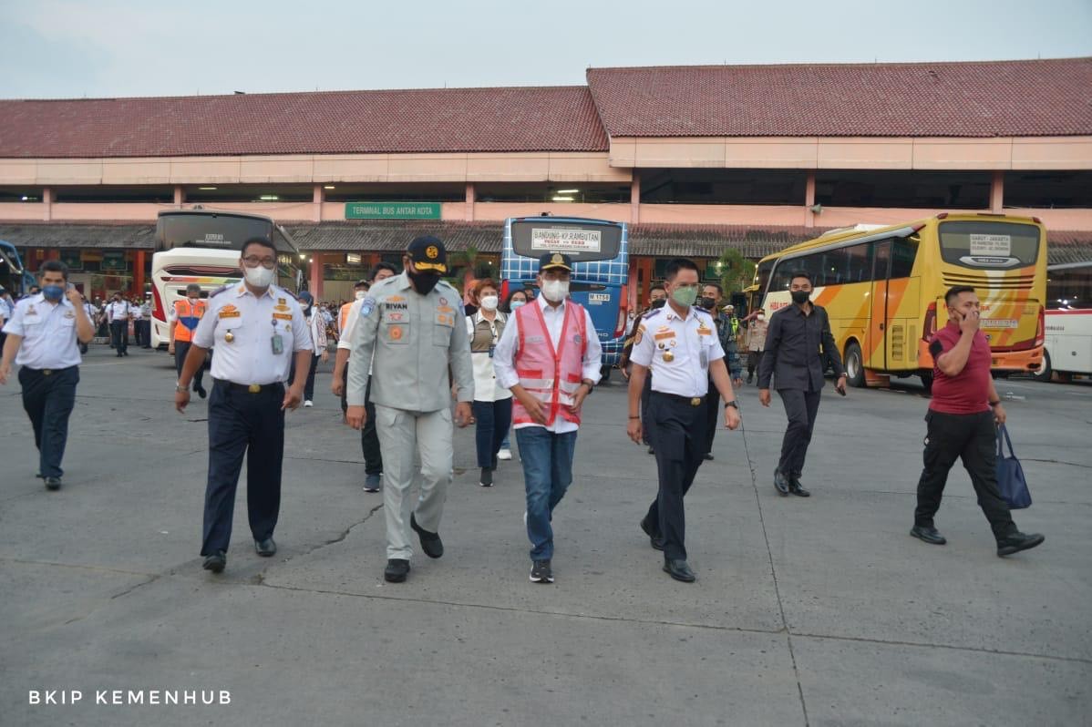 Menhub Sidak Kelaikan Bus di Terminal Kampung Rambutan (FOTO: MNC Media)