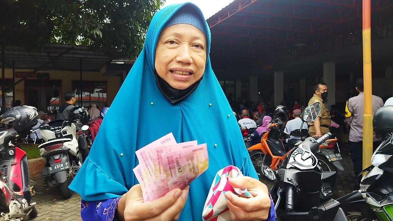 Dapat Bantuan Subsidi Minyak Goreng, Maimunah: Langsung Plong! (foto: MNC Media)